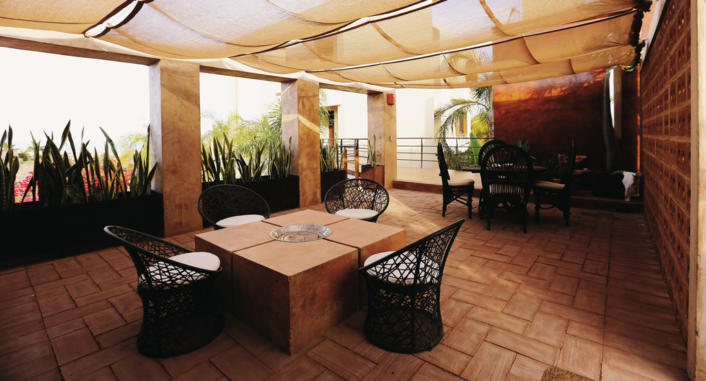 3muros-rammed-earth-Todos-Santos-Baja-a10studio-terraza-interior01